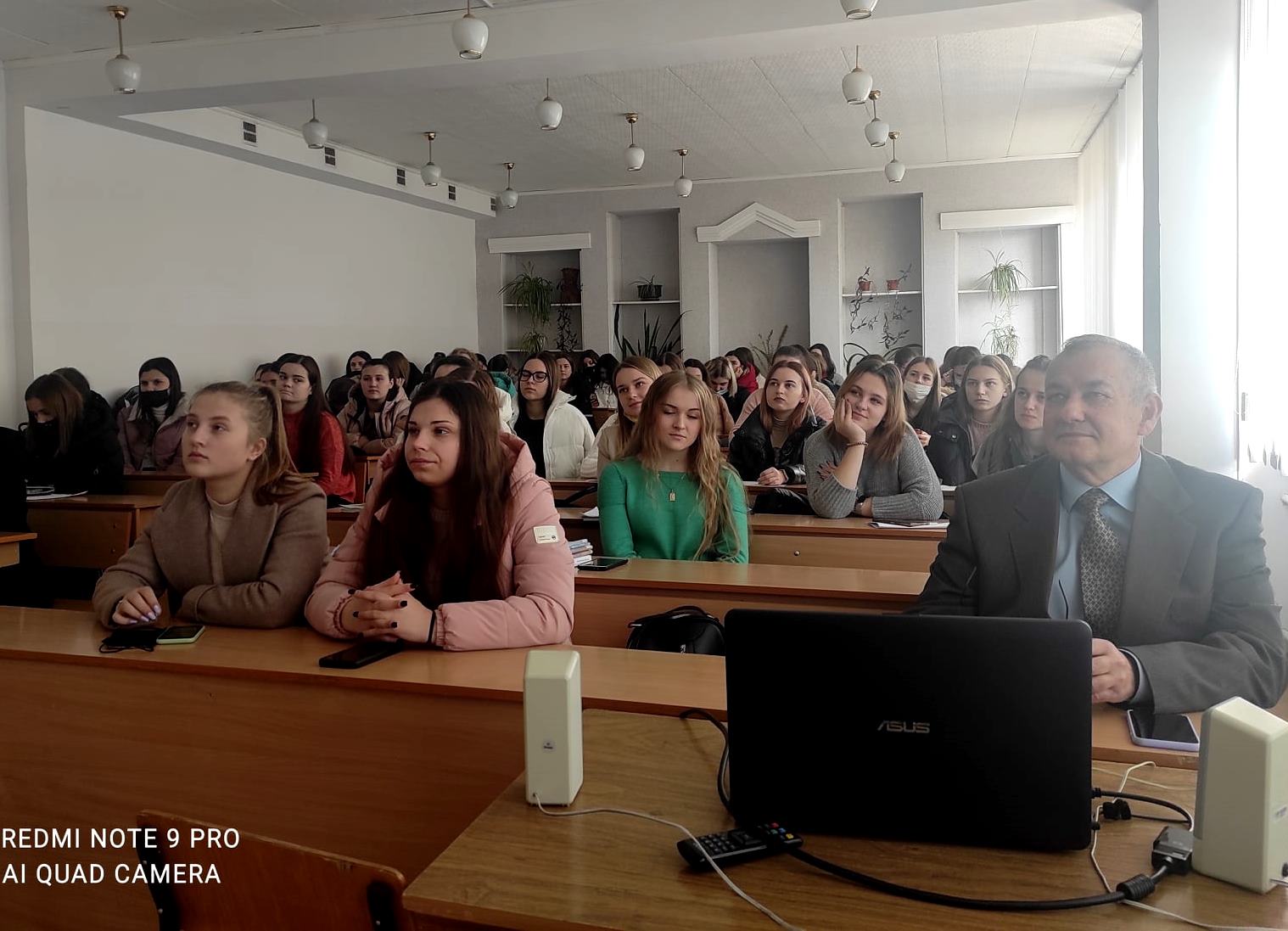 Студенти слухають про феміністичні впливи на інтерпретацію художнього тексту